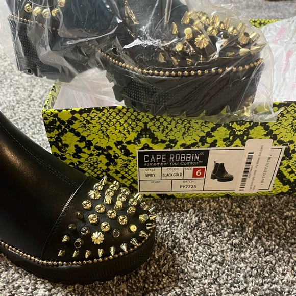 Black and gold spiked boots - Picture 3 of 5